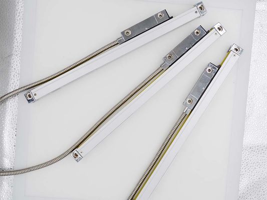 IP67 সুরক্ষা শ্রেণি অপটিক্যাল লিনিয়ার এনকোডার রেজোলিউশন 5μm ডিসপ্লে রেজোলিউশন ইনক্রিমেন্টাল বা পরম